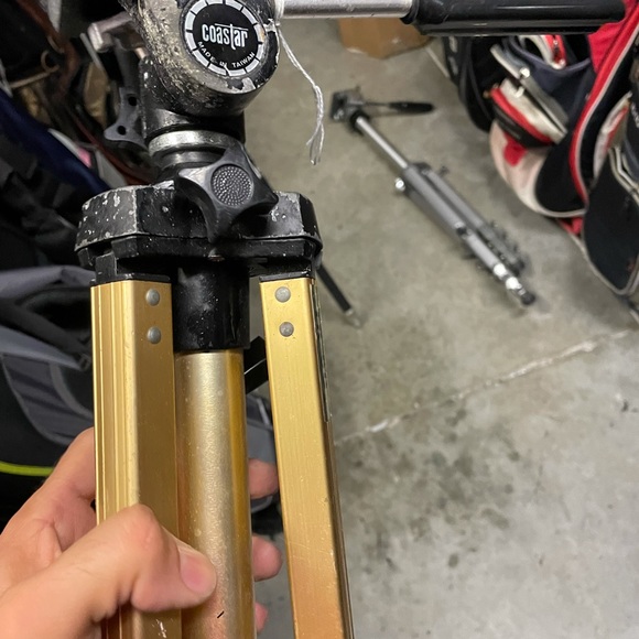 Vintage camera tripod by Coaster with extendable legs . - Picture 6 of 12